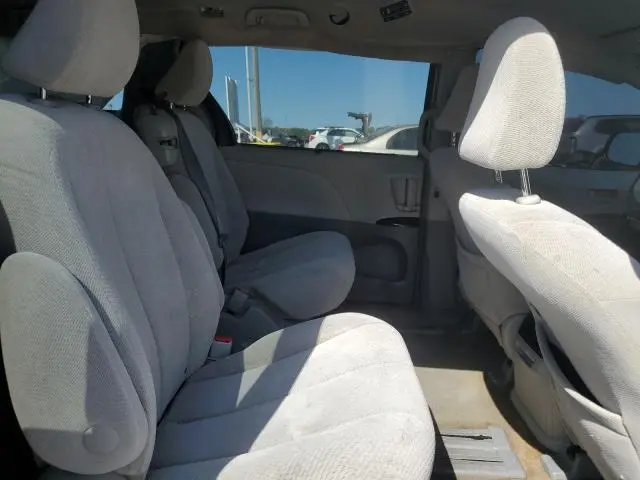 2013 TOYOTA SIENNA LE  