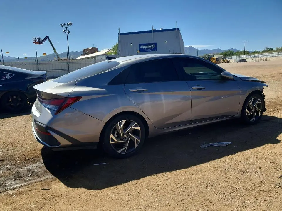 2024 HYUNDAI ELANTRA SE  