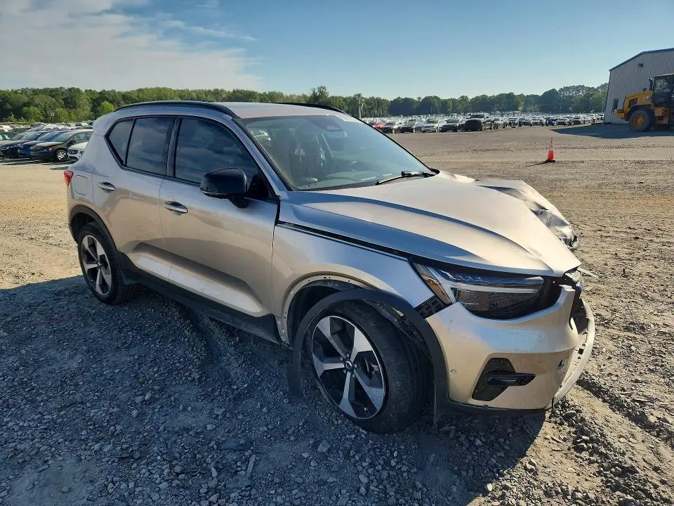 2024 VOLVO XC40 PLUS  