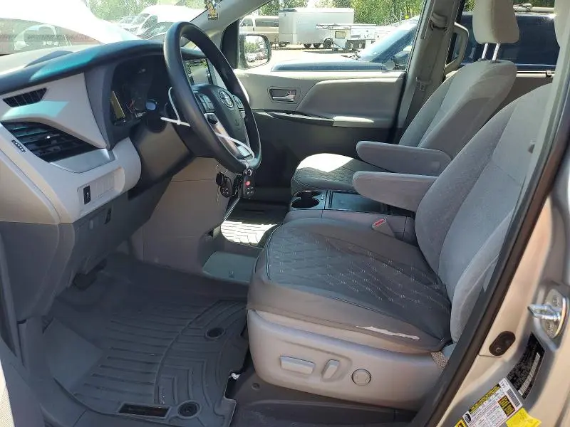 2017 TOYOTA SIENNA LE  