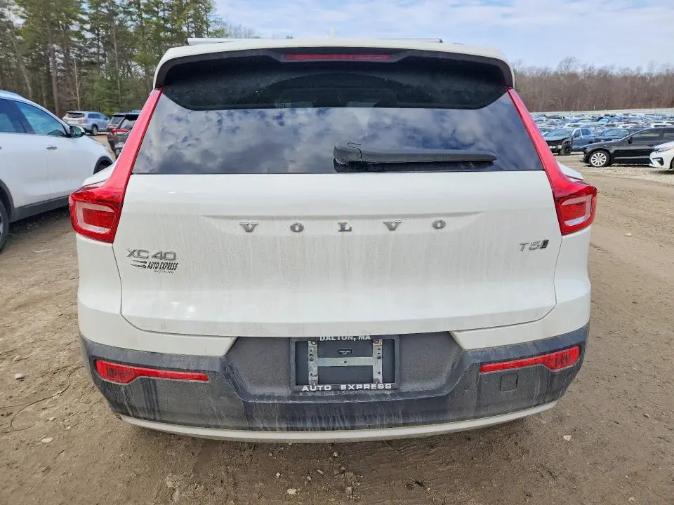 2020 VOLVO XC40 T5 MOMENTUM  