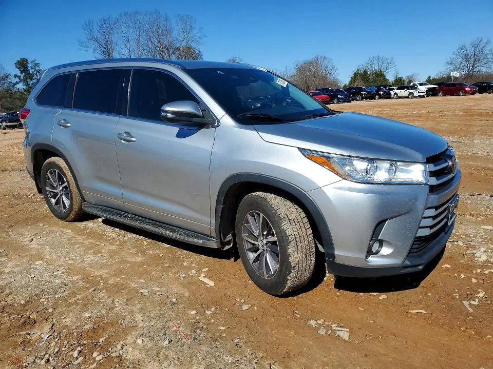 2017 TOYOTA HIGHLANDER SE  