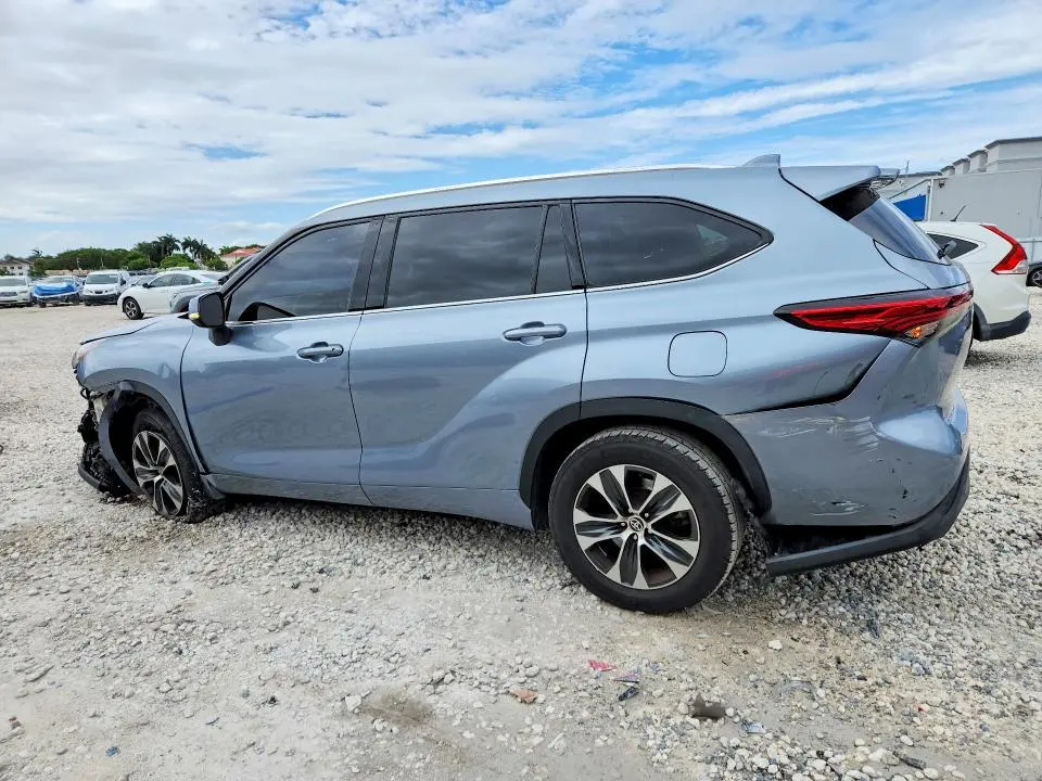2021 TOYOTA HIGHLANDER XLE  