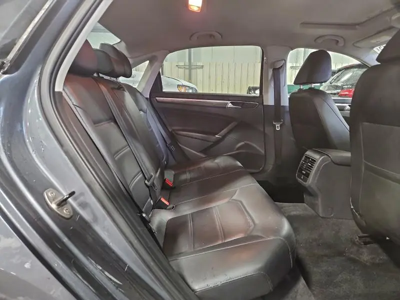 2016 VOLKSWAGEN PASSAT SE  