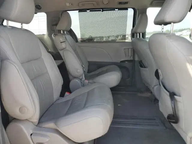 2019 TOYOTA SIENNA XLE  
