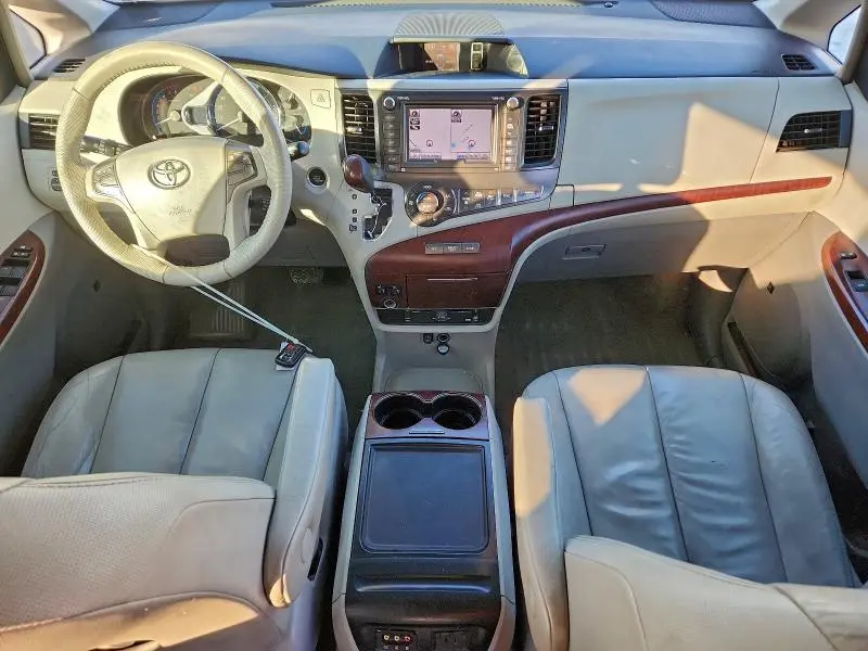 2013 TOYOTA SIENNA XLE  