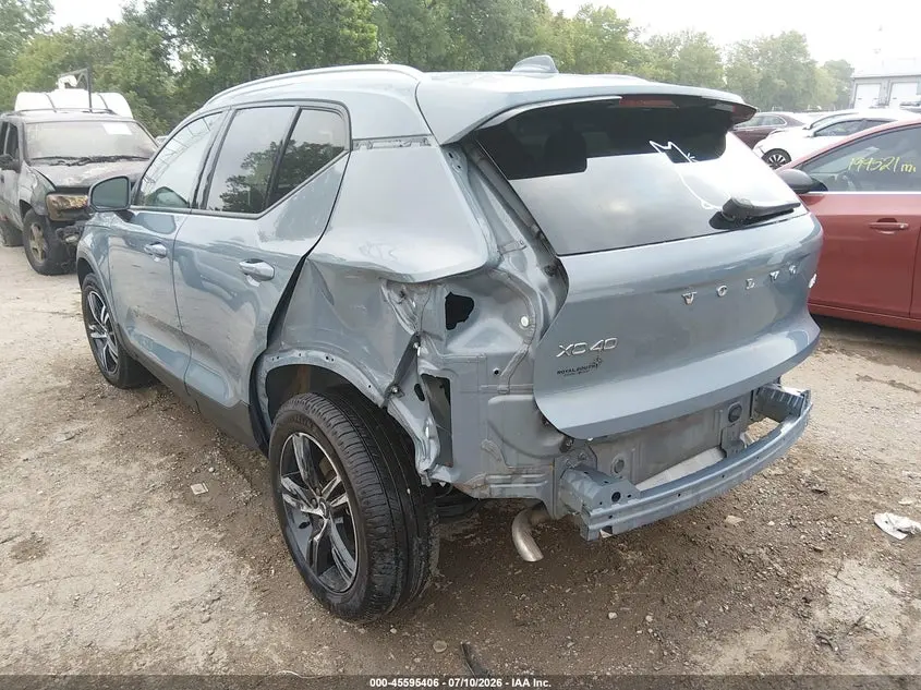 2023 VOLVO XC40 B5 CORE
