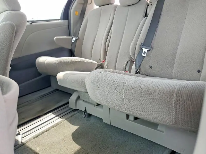 2013 TOYOTA SIENNA LE  