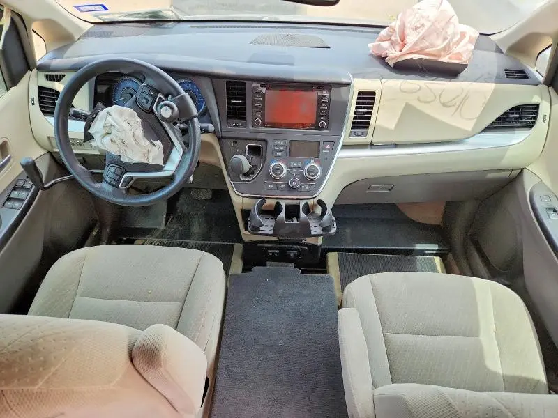 2018 TOYOTA SIENNA LE  