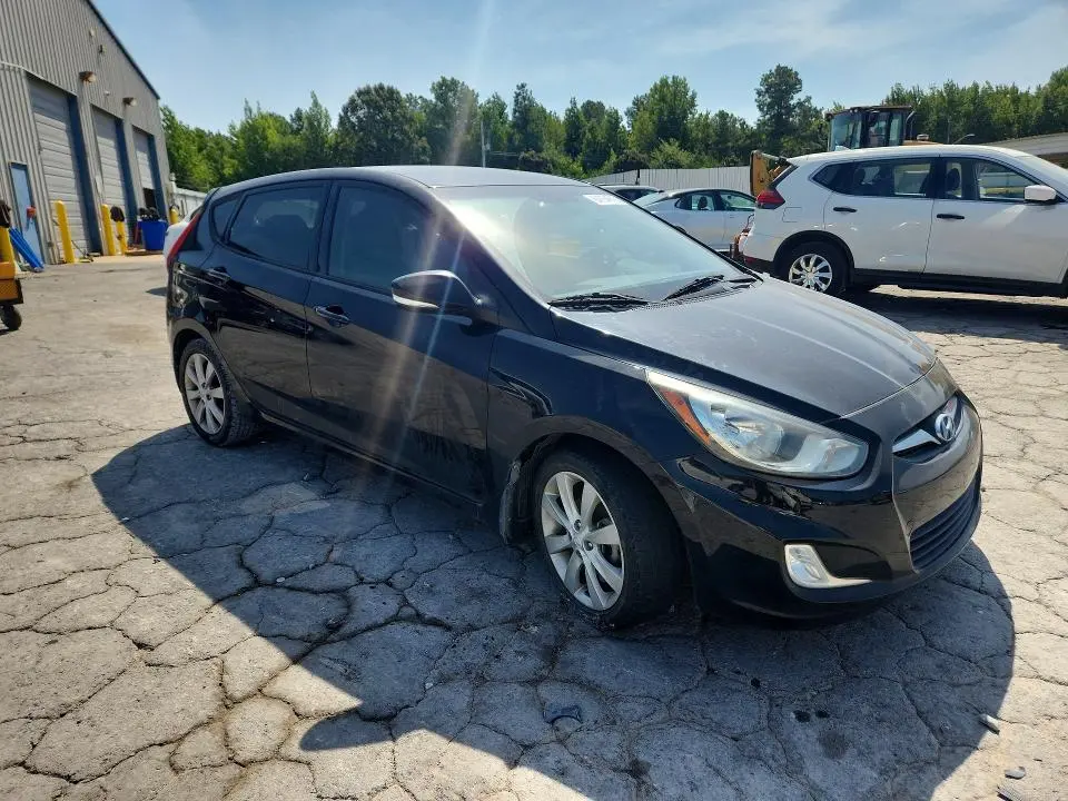 2013 HYUNDAI ACCENT SE  