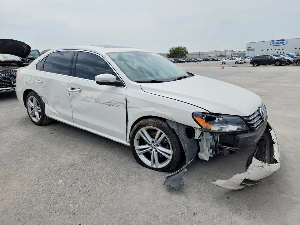 2015 VOLKSWAGEN PASSAT SE  