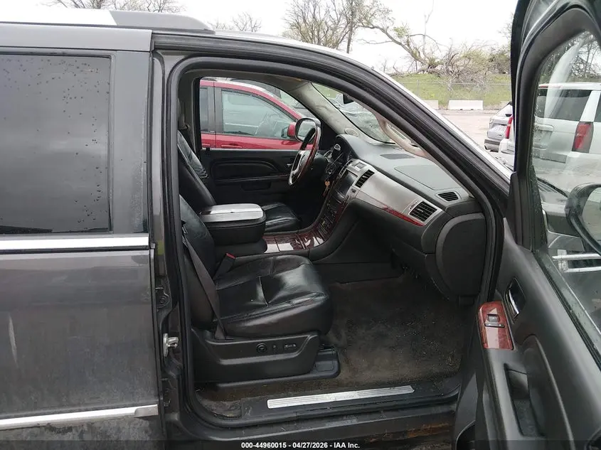 2011 CADILLAC ESCALADE ESV LUXURY