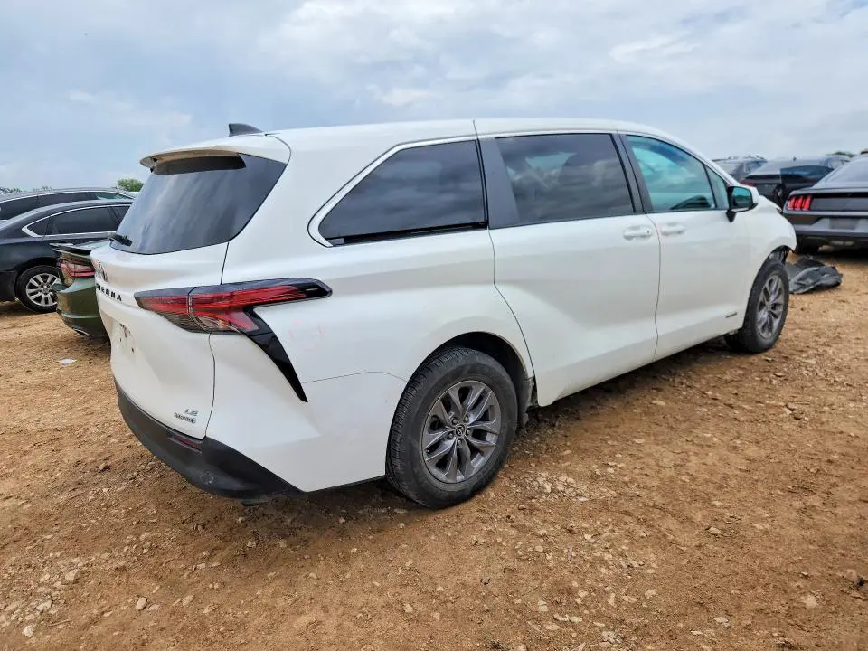 2021 TOYOTA SIENNA LE  