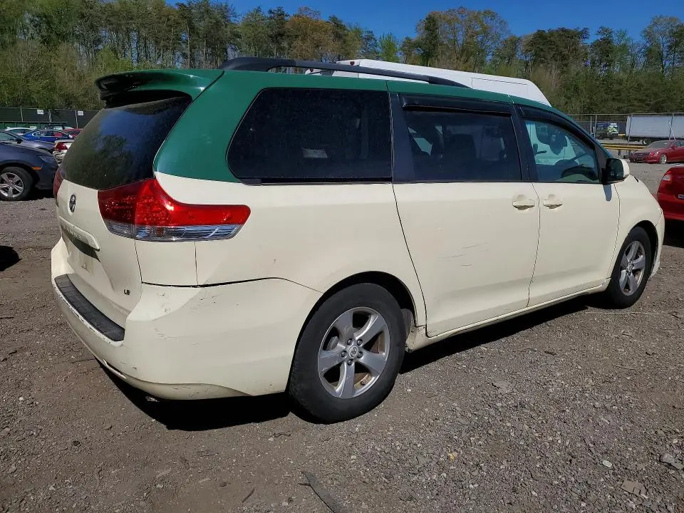2011 TOYOTA SIENNA LE 8-PASSENGER  