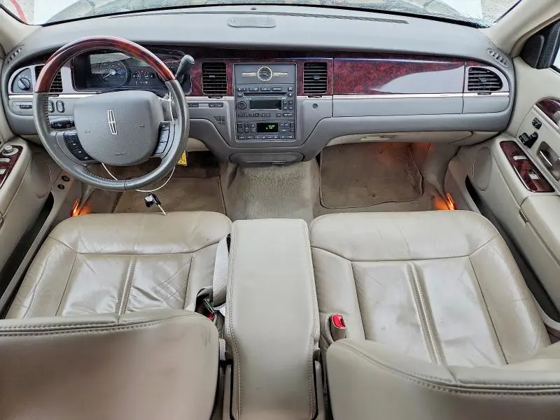 2010 LINCOLN TOWN CAR SIGNATURE LIMITED  