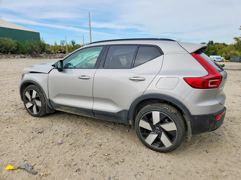 2023 VOLVO XC40   