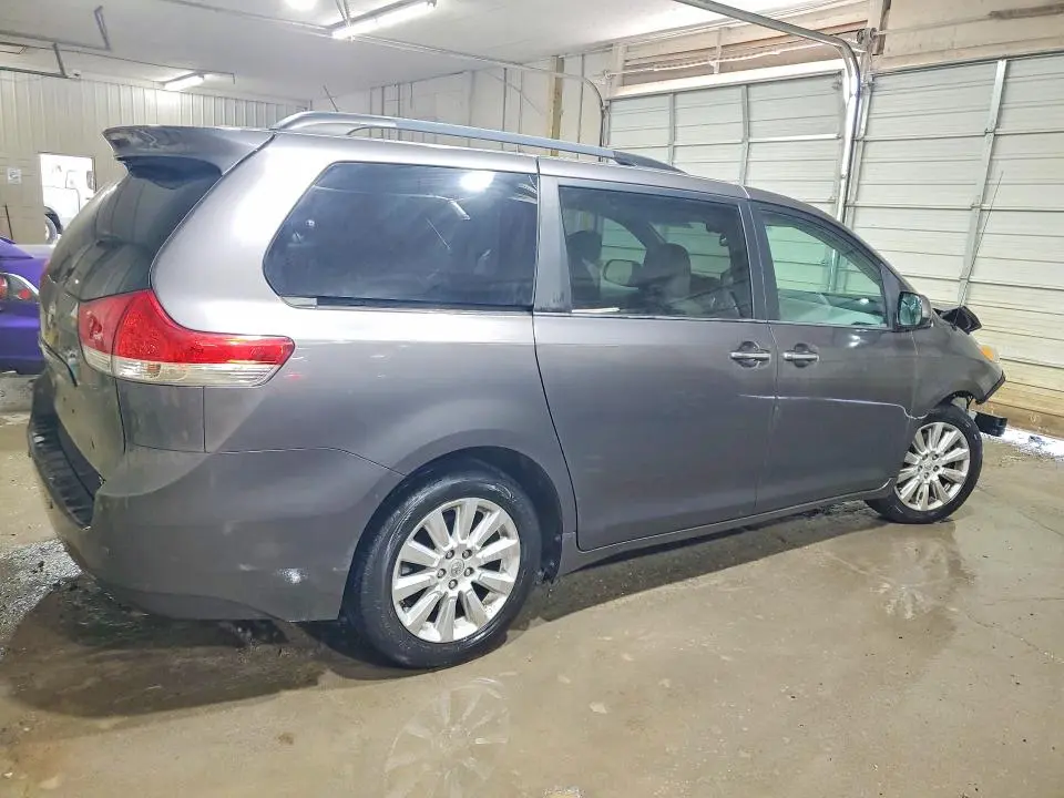 2013 TOYOTA SIENNA XLE 7-PASSENGER  