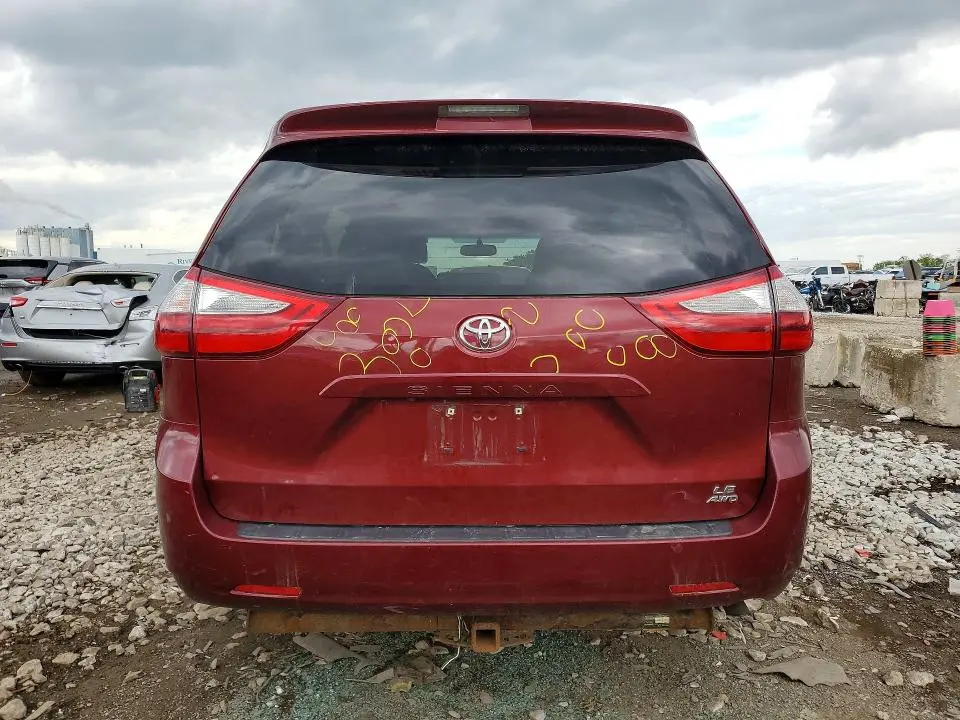 2015 TOYOTA SIENNA LE  