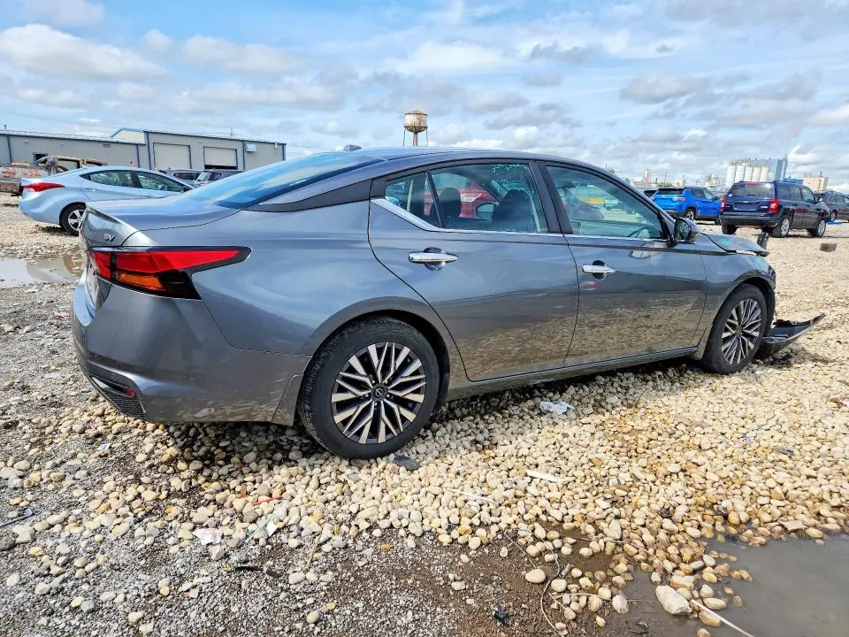 2023 NISSAN ALTIMA SV  