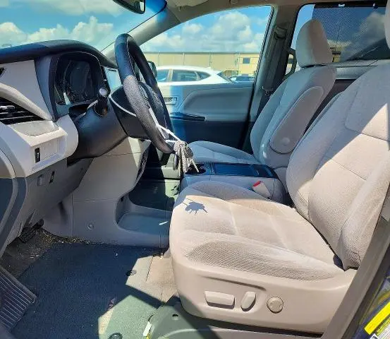 2016 TOYOTA SIENNA LE  