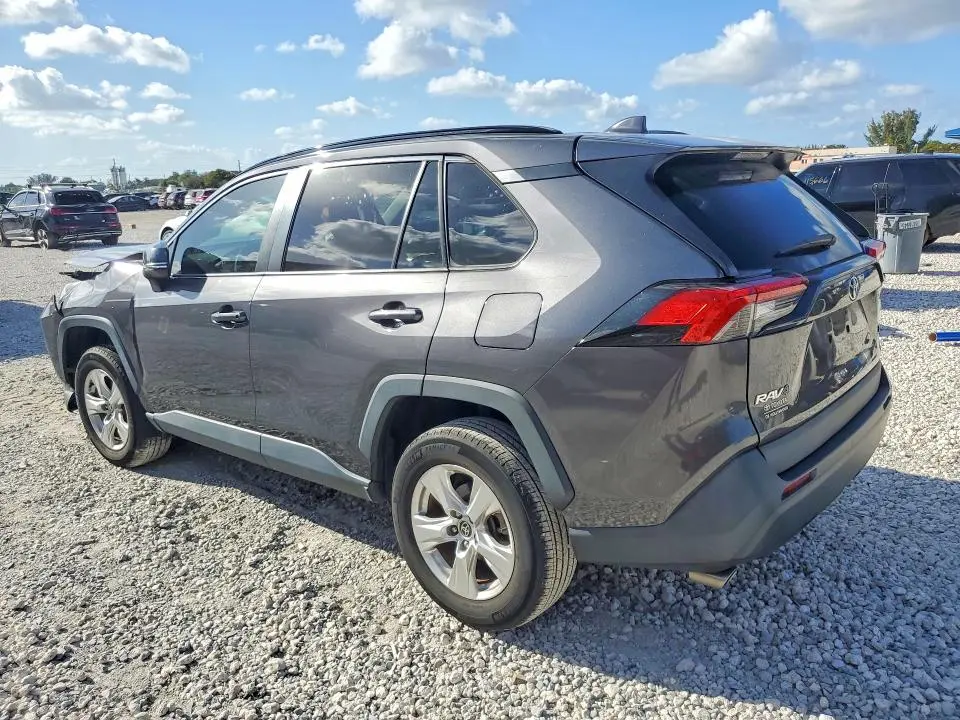 2021 TOYOTA RAV4 XLE  