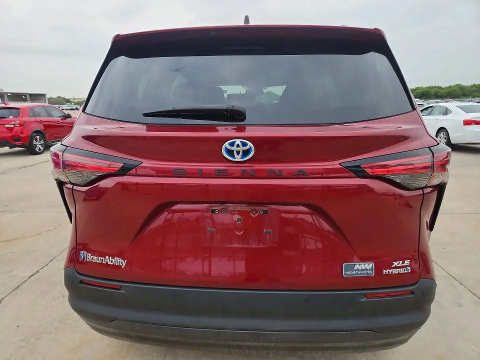2021 TOYOTA SIENNA XLE  