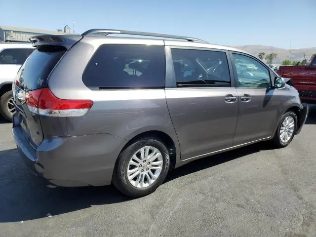 2011 TOYOTA SIENNA XLE  