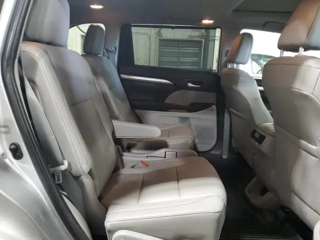 2019 TOYOTA HIGHLANDER SE  
