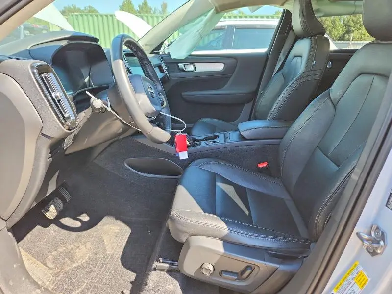 2020 VOLVO XC40 T5 MOMENTUM  