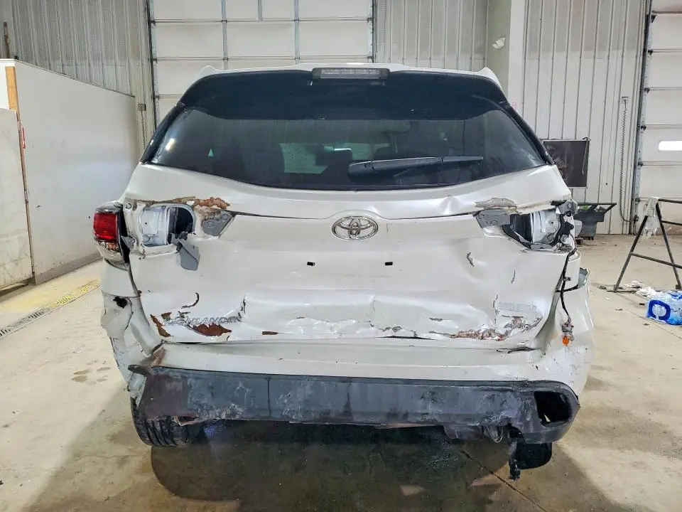 2016 TOYOTA HIGHLANDER LE  