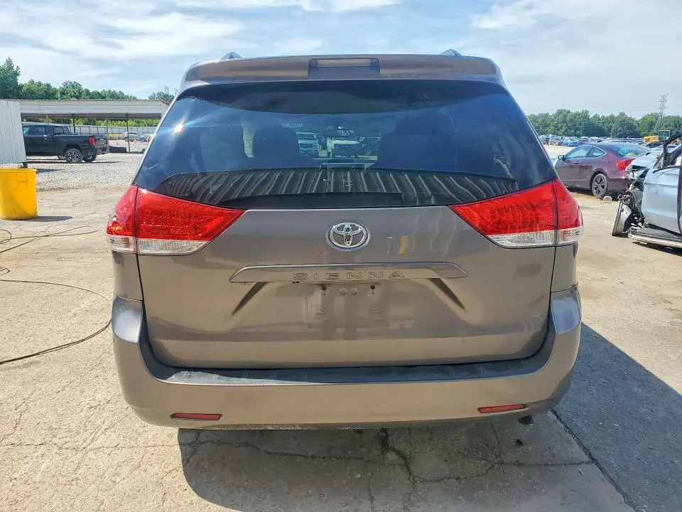 2014 TOYOTA SIENNA LE  