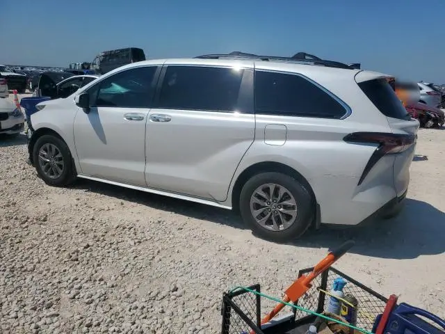 2024 TOYOTA SIENNA XLE  