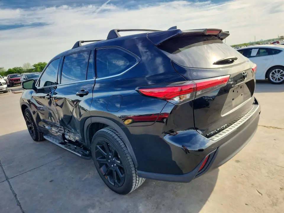 2022 TOYOTA HIGHLANDER LE  