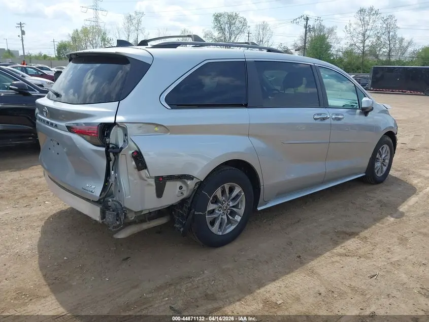 2022 TOYOTA SIENNA XLE