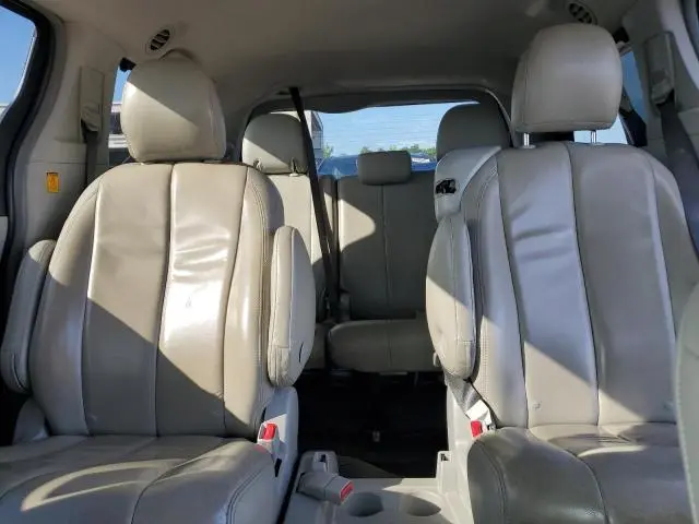 2013 TOYOTA SIENNA LE  
