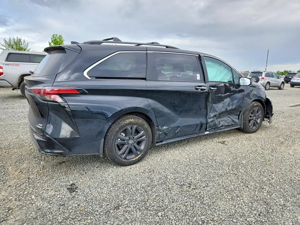 2024 TOYOTA SIENNA XSE  