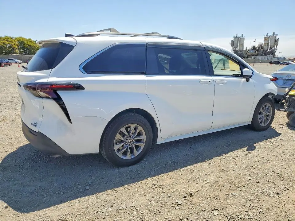 2023 TOYOTA SIENNA LE 8-PASSENGER  