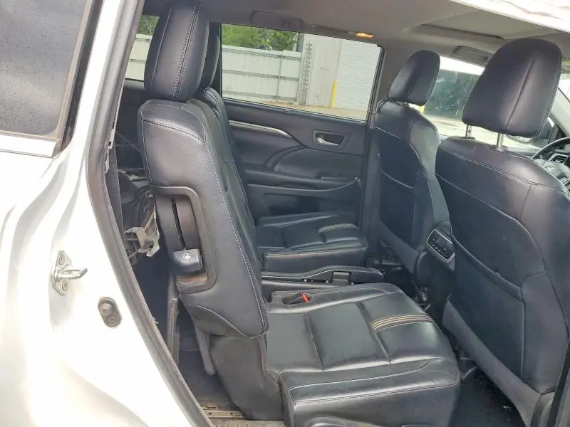 2018 TOYOTA HIGHLANDER SE  