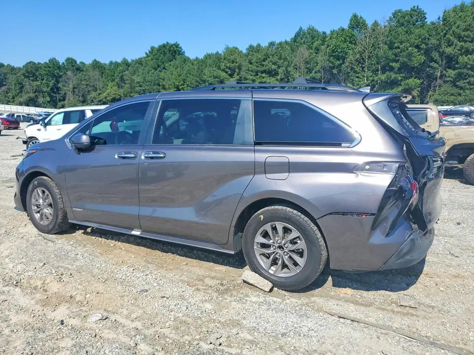 2021 TOYOTA SIENNA XLE  
