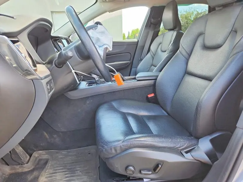 2021 VOLVO XC60 T6 MOMENTUM  