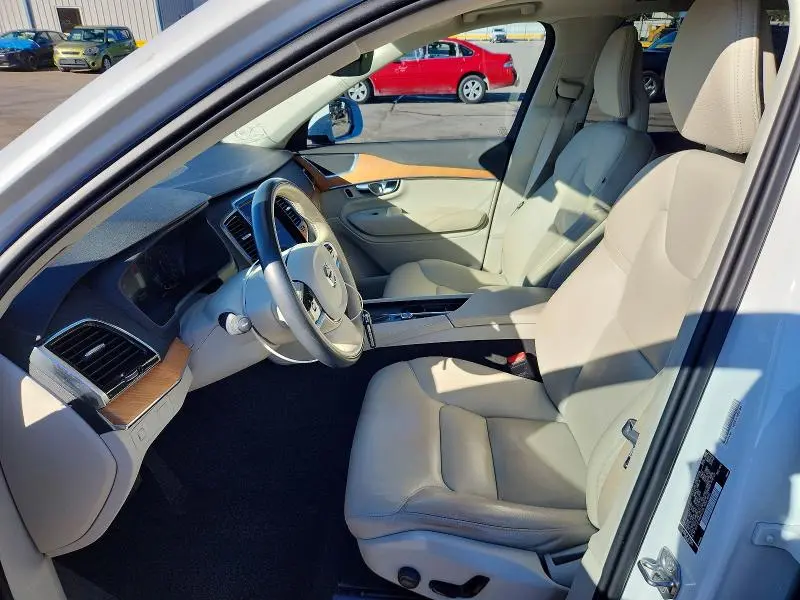 2021 VOLVO XC90 T6 MOMENTUM  