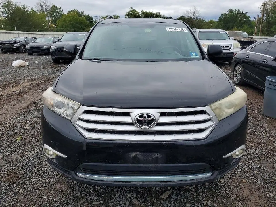 2013 TOYOTA HIGHLANDER SE  