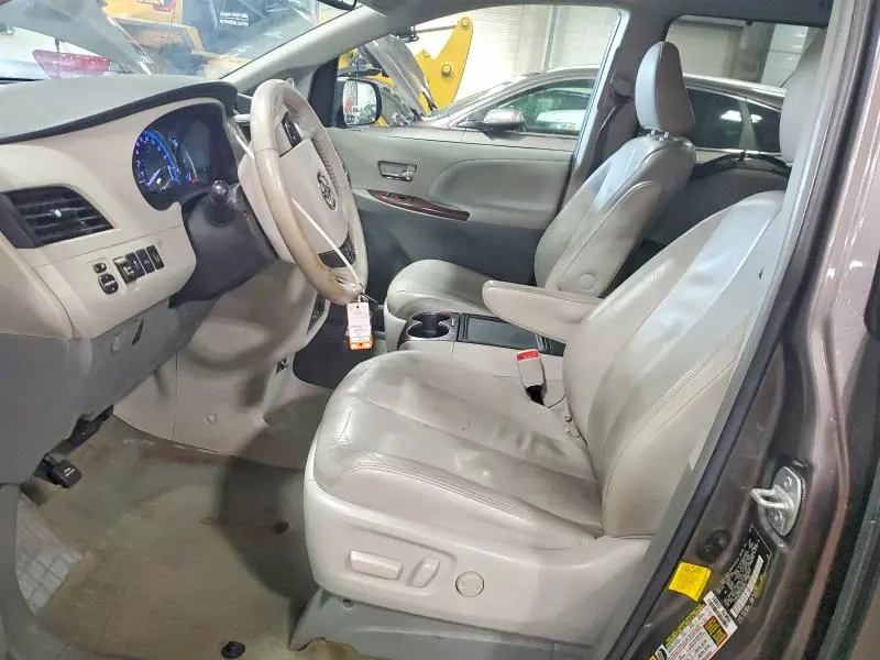 2013 TOYOTA SIENNA XLE  