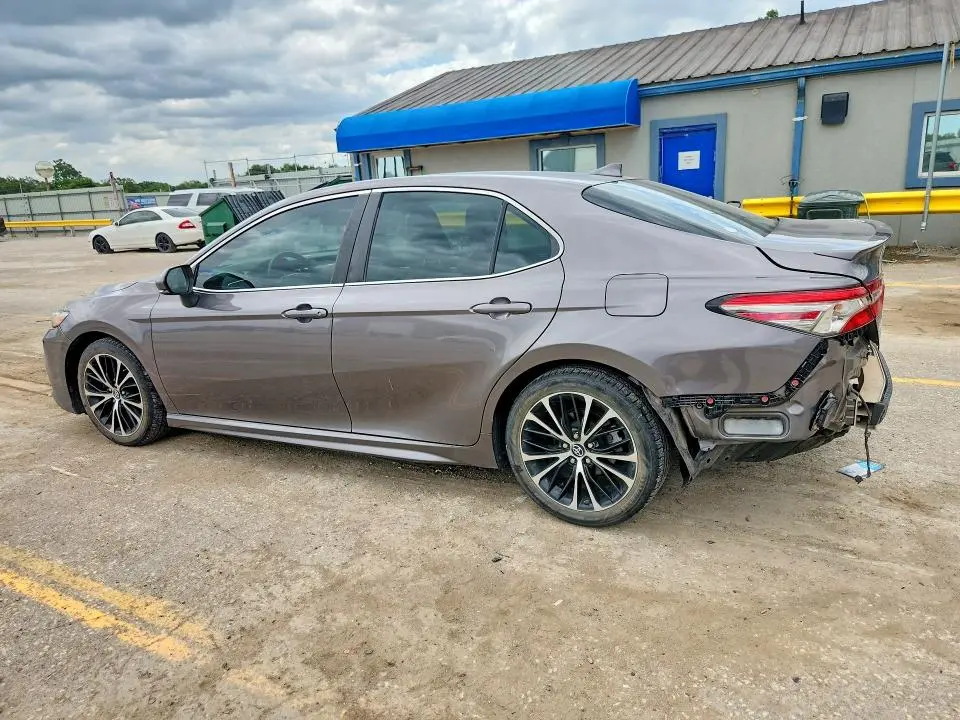 2018 TOYOTA CAMRY SE  