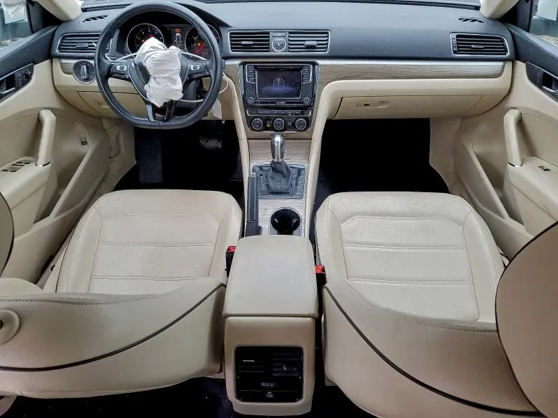 2016 VOLKSWAGEN PASSAT SE  