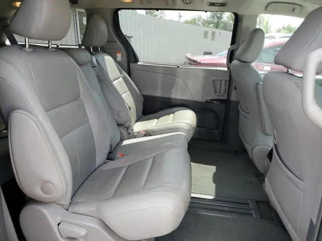 2017 TOYOTA SIENNA XLE  
