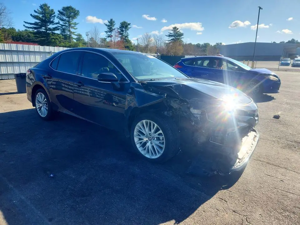 2019 TOYOTA CAMRY XLE V6  