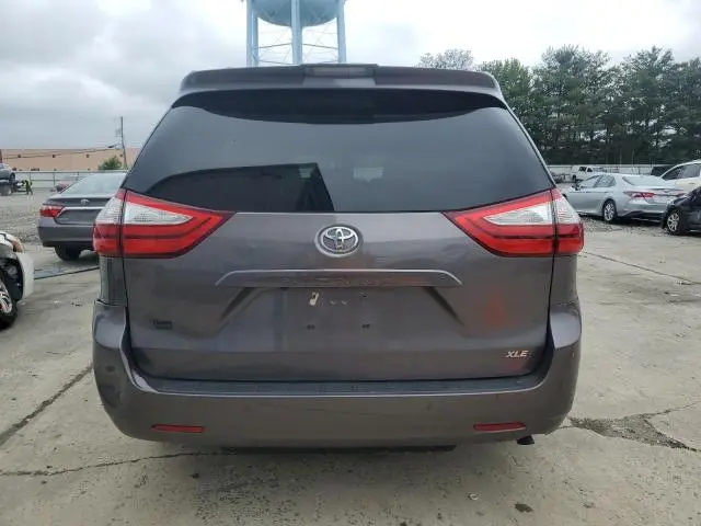 2019 TOYOTA SIENNA XLE  