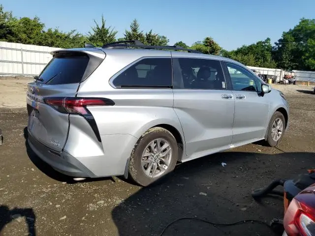 2022 TOYOTA SIENNA XLE  