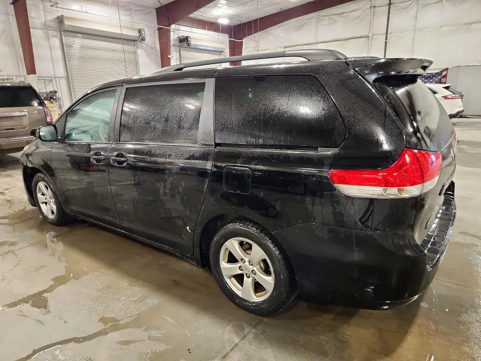 2014 TOYOTA SIENNA LE  